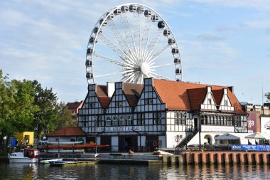 GDANSK, POLAND - 21 Ağustos 2019 'da Polonya' nın Gdansk şehrinde görülen AmberSky Gdansk Ferris Wheel.