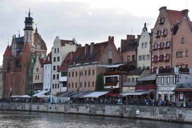 GDANSK, POLAND - 19 Ağustos 2019 'da Polonya' nın Gdansk kentindeki Kanal ve Eski Şehir.