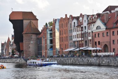 GDANSK, POLAND - 19 Ağustos 2019 'da Polonya' nın Gdansk kentindeki Kanal ve Eski Şehir.