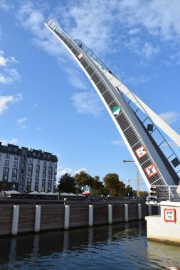 GDANSK, POLAND - 21 Ağustos 2019 'da Polonya' nın Gdansk kentindeki Olowianka Adası Asma Köprüsü.