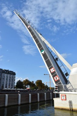 GDANSK, POLAND - 21 Ağustos 2019 'da Polonya' nın Gdansk kentindeki Olowianka Adası Asma Köprüsü.