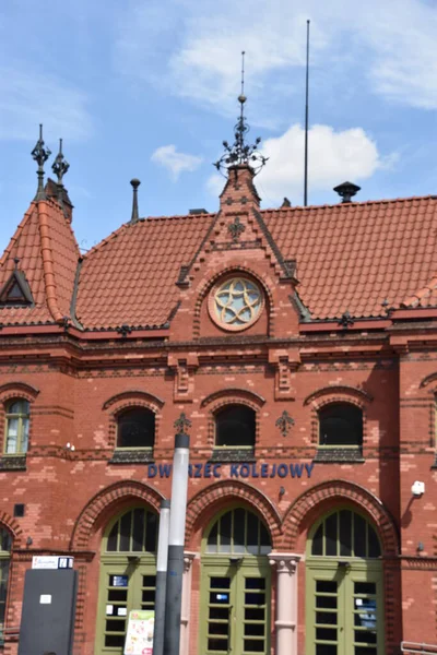 MALBORK, POLAND - 20 Ağustos 2019 'da Polonya' nın Malbork kentindeki tren istasyonu. 