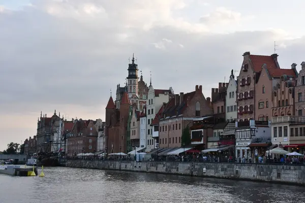 GDANSK, POLAND - 19 Ağustos 2019 'da Polonya' nın Gdansk kentindeki Kanal ve Eski Şehir.