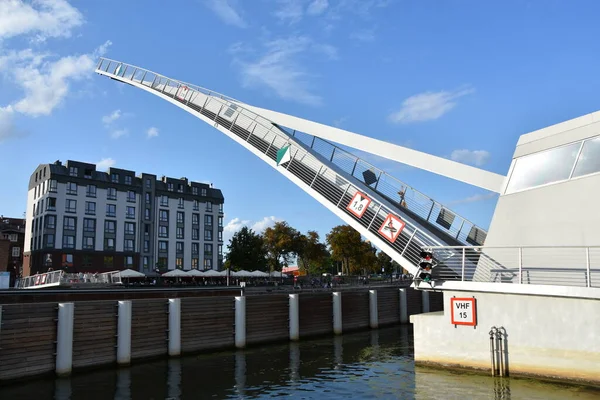 GDANSK, POLAND - 21 Ağustos 2019 'da Polonya' nın Gdansk kentindeki Olowianka Adası Asma Köprüsü.