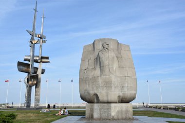 GDYNIA, POLAND - 23 AUG: Pomnik Zagle (Yelkenli Anıtı) & Joseph Conrad Anıtı, 23 Ağustos 2019 'da Polonya' nın Gdynia kentinde görüldü..