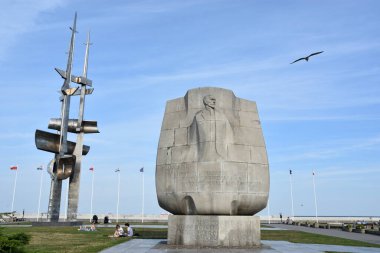 GDYNIA, POLAND - 23 AUG: Pomnik Zagle (Yelkenli Anıtı) & Joseph Conrad Anıtı, 23 Ağustos 2019 'da Polonya' nın Gdynia kentinde görüldü..