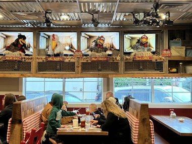 Pigeon Forge, Tennessee 'deki Frizzle Chicken Farmhouse Cafe, 12 Nisan 2023' te görüldüğü gibi..