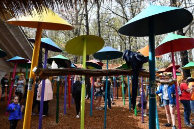 12 Nisan 2022 'de Tennessee, Pigeon Forge' daki Papağan Dağı ve Bahçeleri 'nde görüldü..