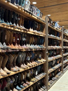 PIGEON Forge, TN - 12 Nisan 2022 'de görüldüğü üzere Pigeon Forge, Tennessee' deki West Store 'u sahneledi..