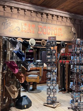 PIGEON Forge, TN - 12 Nisan 2022 'de görüldüğü üzere Pigeon Forge, Tennessee' deki West Store 'u sahneledi..