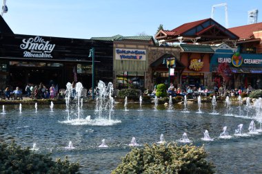 Pigeon Forge, Tennessee 'deki The Island' da 12 Nisan 2022 'de görüldüğü gibi Büyük Smoky Mountain Wheel. 21 Haziran 2013 'te ilk dönüşünü yapıyor, 60 metrede kuleleri var..