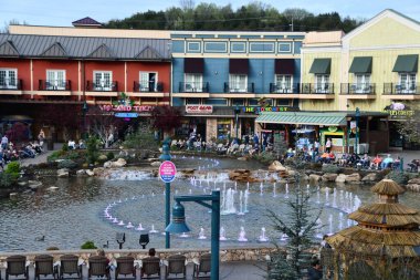 Pigeon Forge, Tennessee 'deki The Island' da 12 Nisan 2022 'de görüldüğü gibi Büyük Smoky Mountain Wheel. 21 Haziran 2013 'te ilk dönüşünü yapıyor, 60 metrede kuleleri var..