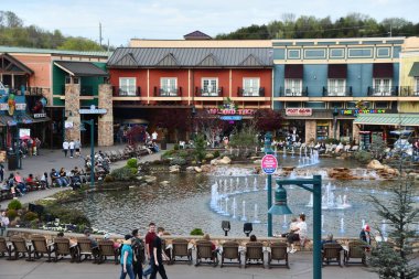 Pigeon Forge, Tennessee 'deki The Island' da 12 Nisan 2022 'de görüldüğü gibi Büyük Smoky Mountain Wheel. 21 Haziran 2013 'te ilk dönüşünü yapıyor, 60 metrede kuleleri var..