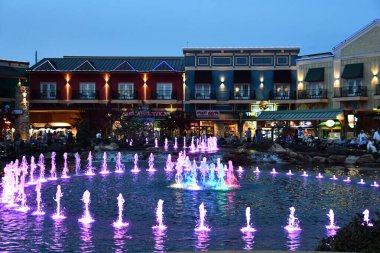 Pigeon Forge, Tennessee 'deki The Island' da 12 Nisan 2022 'de görüldüğü gibi Büyük Smoky Mountain Wheel. 21 Haziran 2013 'te ilk dönüşünü yapıyor, 60 metrede kuleleri var..
