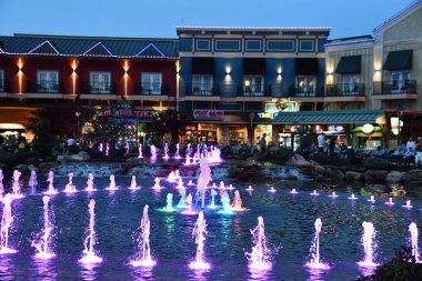 Pigeon Forge, Tennessee 'deki The Island' da 12 Nisan 2022 'de görüldüğü gibi Büyük Smoky Mountain Wheel. 21 Haziran 2013 'te ilk dönüşünü yapıyor, 60 metrede kuleleri var..