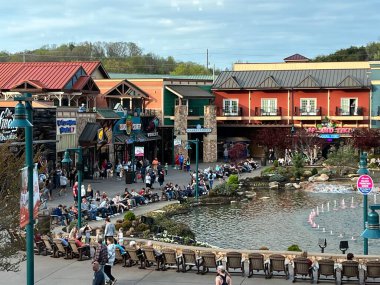 Pigeon Forge, Tennessee 'deki The Island' da 12 Nisan 2022 'de görüldüğü gibi Büyük Smoky Mountain Wheel. 21 Haziran 2013 'te ilk dönüşünü yapıyor, 60 metrede kuleleri var..
