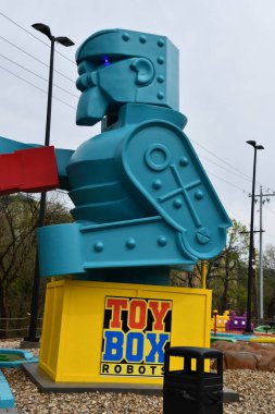 Pigeon Forge, TN - 12 Nisan 2022 'de Pigeon Forge, Tennessee' de Toy Box Mini Golf.