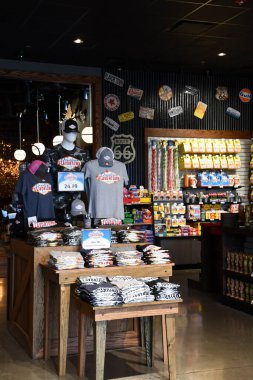 13 Nisan 2022 'de Pigeon Forge, Tennessee' deki Guy Fieris Flavortown Lokantası 'nda görüldü..