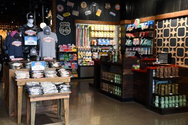 13 Nisan 2022 'de Pigeon Forge, Tennessee' deki Guy Fieris Flavortown Lokantası 'nda görüldü..