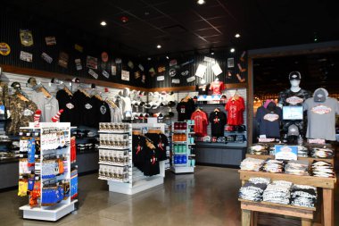 13 Nisan 2022 'de Pigeon Forge, Tennessee' deki Guy Fieris Flavortown Lokantası 'nda görüldü..