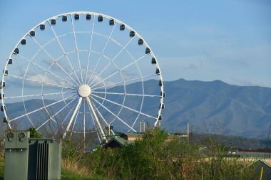 Pigeon Forge, Tennessee 'deki Büyük Dumanlı Dağ Tekerleği, 12 Nisan 2022' de görüldüğü gibi..