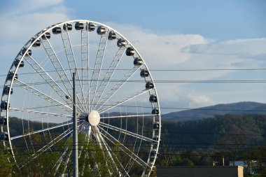 Pigeon Forge, Tennessee 'deki Büyük Dumanlı Dağ Tekerleği, 12 Nisan 2022' de görüldüğü gibi..