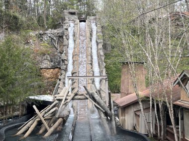 SEVIERVILLE TN - 13 Nisan 2022 'de görüldüğü üzere Sevierville, Tennessee' deki Dollywood Tema Parkı 'nda Daredevil Falls gezisi.