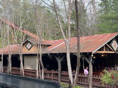 SEVIERVILLE TN - 13 Nisan 2022 'de görüldüğü üzere Sevierville, Tennessee' deki Dollywood Tema Parkı 'nda Daredevil Falls gezisi.