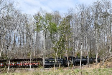 SEVIERVILLE TN - 13 Nisan 2022 'de Sevierville, Tennessee' deki Dollywood Tema Parkı 'nda görülen Dollywood Ekspres Treni.