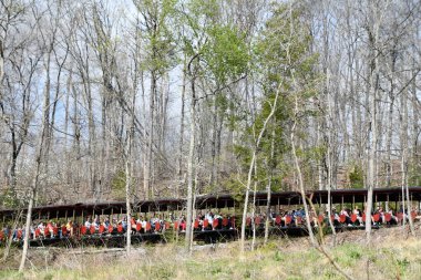 SEVIERVILLE TN - 13 Nisan 2022 'de Sevierville, Tennessee' deki Dollywood Tema Parkı 'nda görülen Dollywood Ekspres Treni.