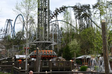 SEVIERVILLE TN - 13 Nisan 2022 'de görüldüğü üzere Sevierville, Tennessee' deki Dollywood Tema Parkı 'na iniş hattı.