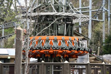 SEVIERVILLE TN - 13 Nisan 2022 'de görüldüğü üzere Sevierville, Tennessee' deki Dollywood Tema Parkı 'na iniş hattı.