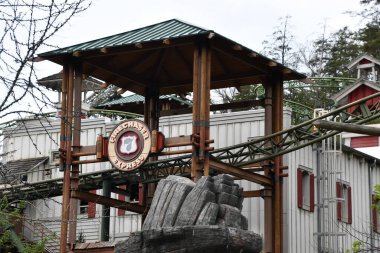 SEVIERVILLE TN - 13 Nisan 2022 'de görüldüğü üzere Sevierville, Tennessee' deki Dollywood Tema Parkı 'nda Firechaser Express gezisi.