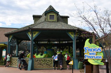 SEVIERVILLE TN - 13 Nisan 2022 'de görüldüğü üzere, Sevierville, Tennessee' deki Dollywood Tema Parkı 'nda kurbağalar ve ateşböcekleri gezintiye çıktı..