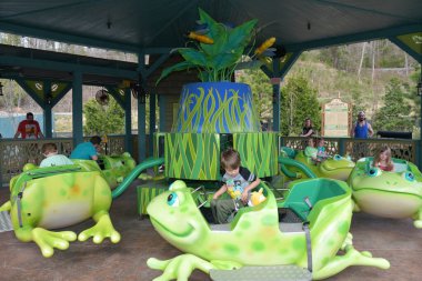 SEVIERVILLE TN - 13 Nisan 2022 'de görüldüğü üzere, Sevierville, Tennessee' deki Dollywood Tema Parkı 'nda kurbağalar ve ateşböcekleri gezintiye çıktı..