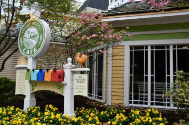 SEVIERVILLE TN - 13 Nisan 2022 'de görüldüğü üzere Sevierville, Tennessee' deki Dollywood Tema Parkı 'ndaki Ön Veranda Kafe.
