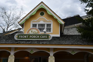 SEVIERVILLE TN - 13 Nisan 2022 'de görüldüğü üzere Sevierville, Tennessee' deki Dollywood Tema Parkı 'ndaki Ön Veranda Kafe.