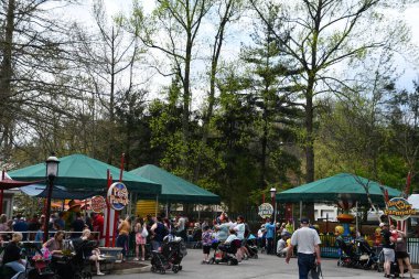 SEVIERVILLE TN - 13 Nisan 2022 'de görüldüğü üzere Sevierville, Tennessee' deki Dollywood Tema Parkı.