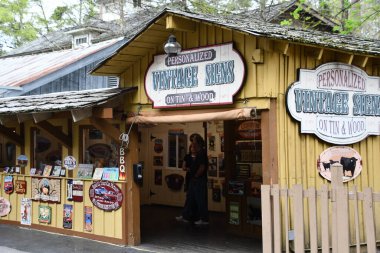 SEVIERVILLE TN - 13 Nisan 2022 'de görüldüğü üzere Sevierville, Tennessee' deki Dollywood Tema Parkı.