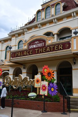 SEVIERVILLE TN - 13 Nisan 2022 'de görüldüğü üzere Sevierville, Tennessee' deki Dollywood Tema Parkı 'ndaki Showstreet Palace Theater.