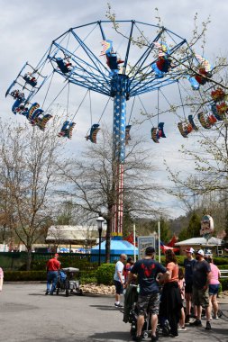 SEVIERVILLE TN - 13 Nisan 2022 'de görüldüğü üzere Sevierville, Tennessee' deki Dollywood Tema Parkı 'nda SkyRider gezisi.