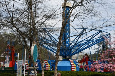 SEVIERVILLE TN - 13 Nisan 2022 'de görüldüğü üzere Sevierville, Tennessee' deki Dollywood Tema Parkı 'nda SkyRider gezisi.