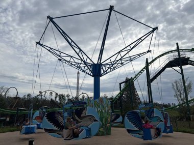 SEVIERVILLE TN - 13 Nisan 2022 'de görüldüğü üzere Sevierville, Tennessee' deki Dollywood Tema Parkı 'nda SkyRider gezisi.
