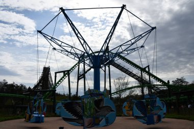 SEVIERVILLE TN - 13 Nisan 2022 'de görülen Sevierville, Tennessee' deki Dollywood Tema Parkı 'nda Çılgın Alaycı Kuş gezisi.