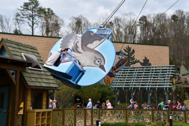 SEVIERVILLE TN - 13 Nisan 2022 'de görülen Sevierville, Tennessee' deki Dollywood Tema Parkı 'nda Çılgın Alaycı Kuş gezisi.