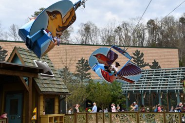 SEVIERVILLE TN - 13 Nisan 2022 'de görülen Sevierville, Tennessee' deki Dollywood Tema Parkı 'nda Çılgın Alaycı Kuş gezisi.