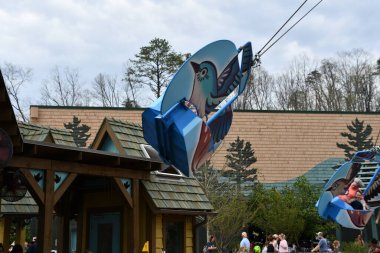SEVIERVILLE TN - 13 Nisan 2022 'de görülen Sevierville, Tennessee' deki Dollywood Tema Parkı 'nda Çılgın Alaycı Kuş gezisi.