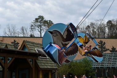 SEVIERVILLE TN - 13 Nisan 2022 'de görülen Sevierville, Tennessee' deki Dollywood Tema Parkı 'nda Çılgın Alaycı Kuş gezisi.