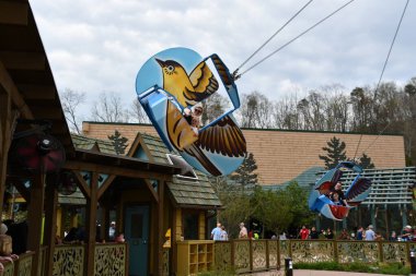SEVIERVILLE TN - 13 Nisan 2022 'de görülen Sevierville, Tennessee' deki Dollywood Tema Parkı 'nda Çılgın Alaycı Kuş gezisi.