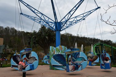 SEVIERVILLE TN - 13 Nisan 2022 'de görülen Sevierville, Tennessee' deki Dollywood Tema Parkı 'nda Çılgın Alaycı Kuş gezisi.
